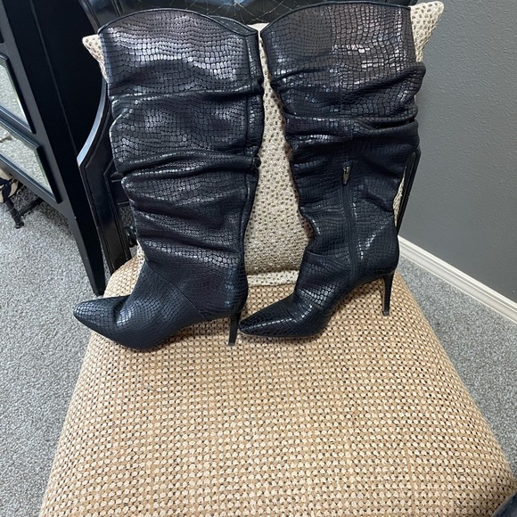 Vince Camuto Black Scrunched Textured Heeled Boots 3 1/2” heel - Picture 5 of 7